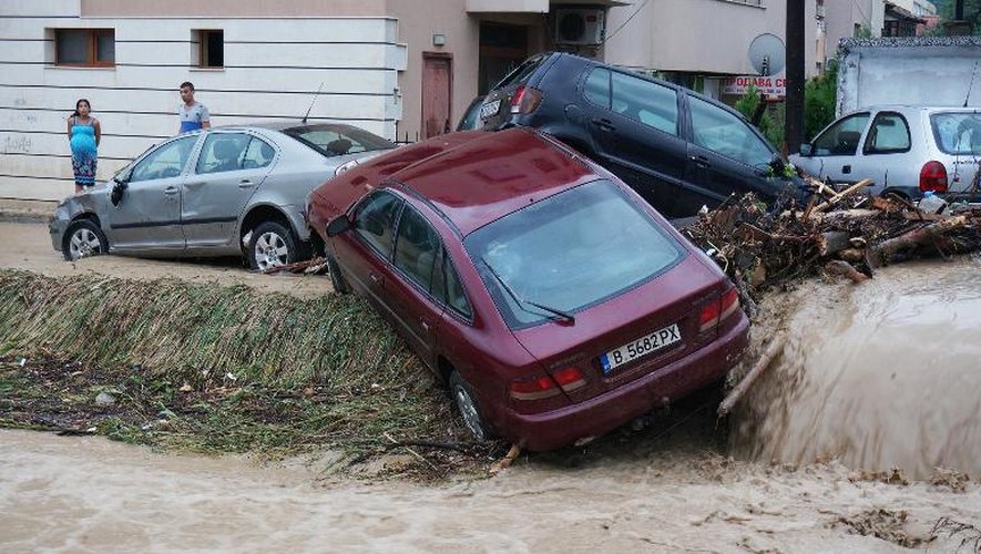 Voitures endommagées dans des rues inondées de Varna, en Bulgarie, le 19 juin 2014