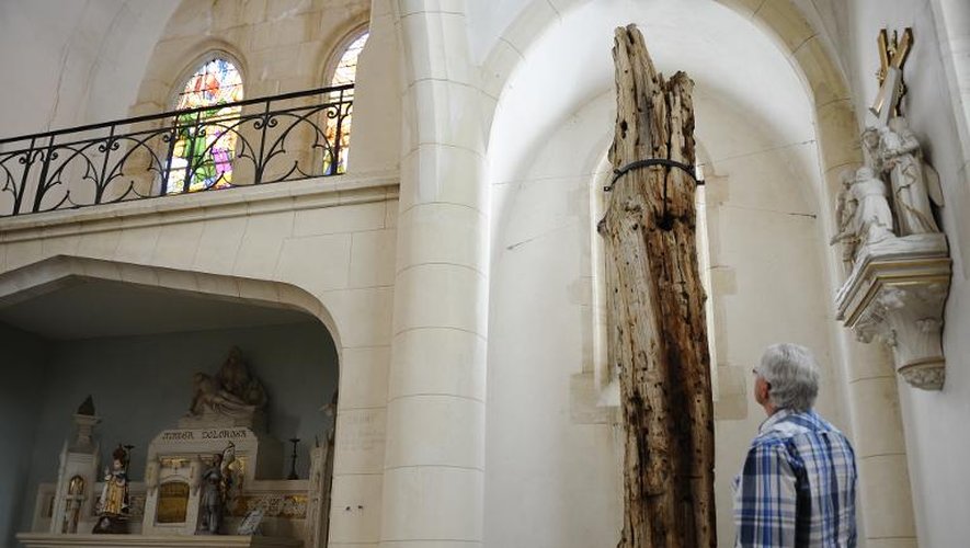 Un chêne criblé de balles pendant la Première Guerre mondiale est exposé dans l'église de Fey-en-Haye, le 2 juin 2014