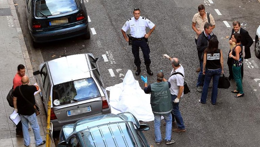 Des policiers devant la bijouterie "La Turquoise" le 11 septembre 2013 à Nice