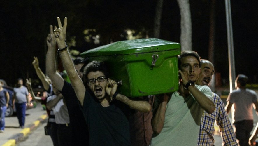Des gens transportent le cercueil d'une des victimes de l'attentat de Suruç, le 21 juillet 2015 dans les rues de Gaziantep
