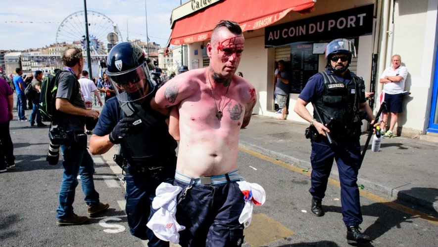 Un supporter, le visage en sang, est interpellé à Marseille lors d'incidents entre Russes, Anglais et Marseillais, le 11 juin 2016