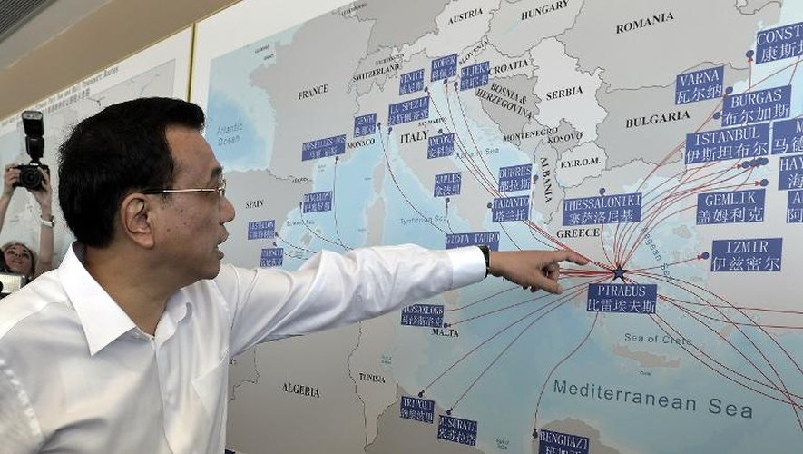 Le Premier ministre chinois Li Keqiang devant la carte du Pirée, que la Chine veut transformer en porte d'entrée vers l'Europe, le 20 juin 2014