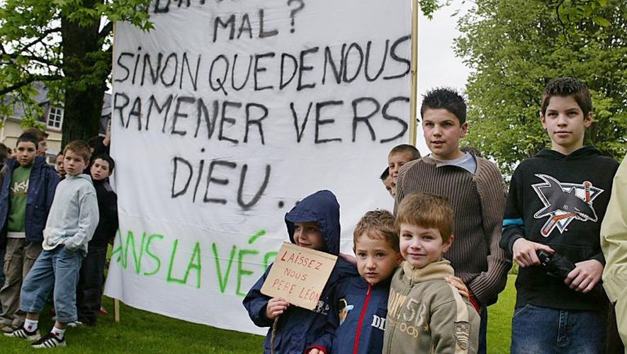 Le 29 avril 2007, à Asson, des paroissiens protestent contre le départ du père Léon Laclau