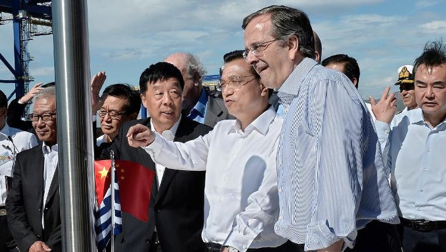 Le Premier ministre grec Antonis Samaras (2eD) et le Premier ministre Chinois Li Keqiang (C) avec le patron de Cosco Ma Zehua (3eG) durant l'inauguration d'une ligne ferroviaire pour containers au port du Pirée, près d'Athènes vendredi 20 juin 20