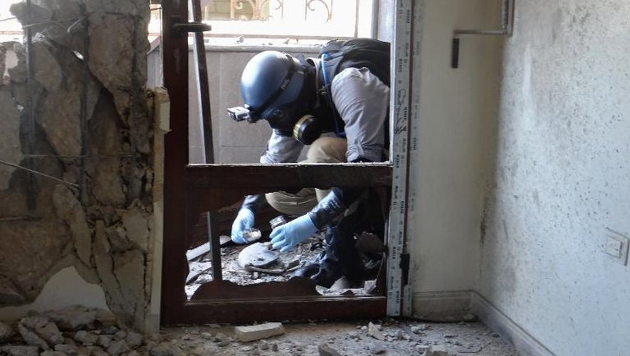 Un expert de l'Onu collecte le 29 août 2013 des débris sur les lieux de l'attaque aux armes chimiques, à proximité de Damas, en Syrie