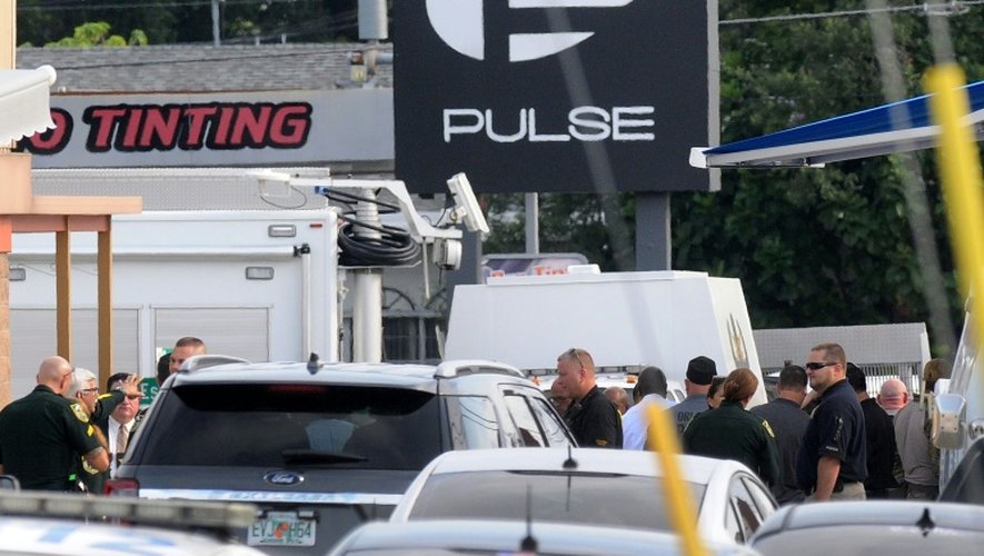 Des policiers à l'extérieur de la discothèque le Pulse après la pire fusillade de masse de l'histoire des Etats-Unis qui a fait au moins 50 morts, le 12 juin à Orlando (Floride)