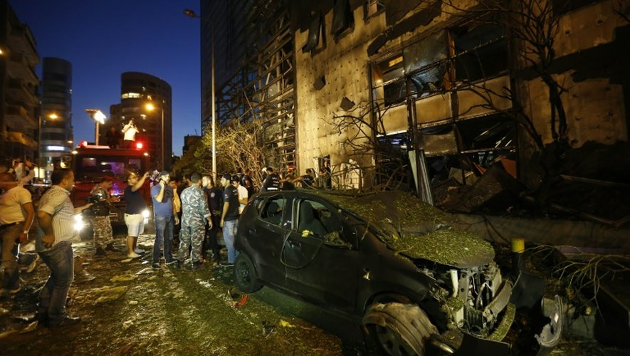Des membres des forces de sécurité libanaises sur les lieux d'une explosion vraisemblablement provoquée par une bombe placée sous une voiture, le 12 juin 2016 à Beyrouth