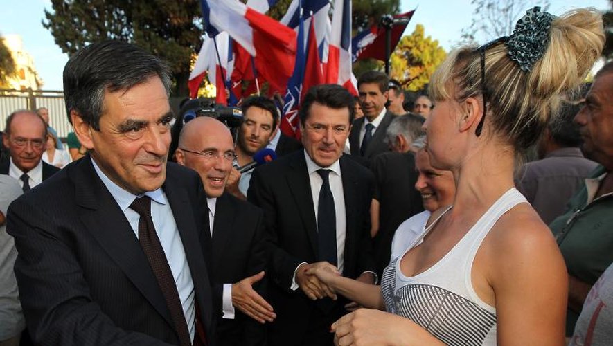 L'ancien Premier ministre François Fillon salue des militants UMP dans les rues de Nice, le 13 septembre 2013