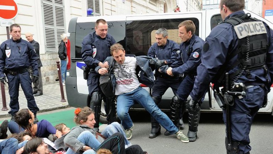 Des policiers face aux intermittents du spectacle, le 20 juin 2014 à Lille