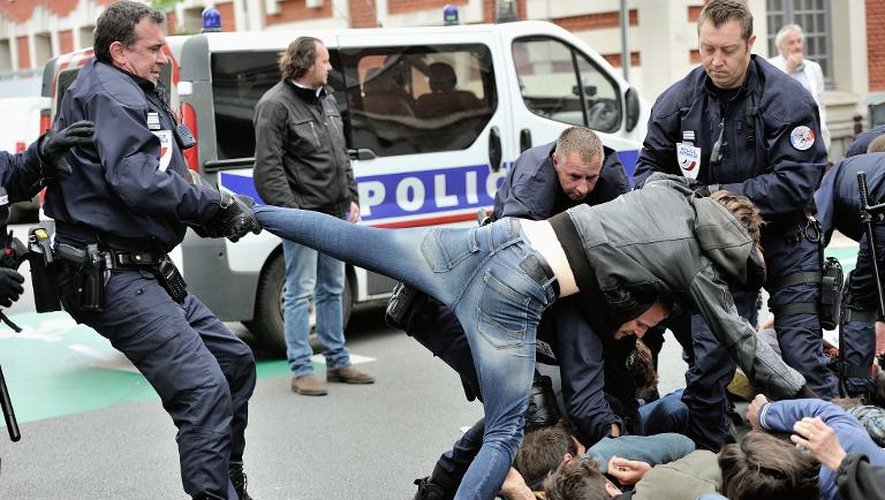 Policiers et manifestants lors d'une action de protestation en faveur des intermittents du spectacle, le 20 juin à Lille