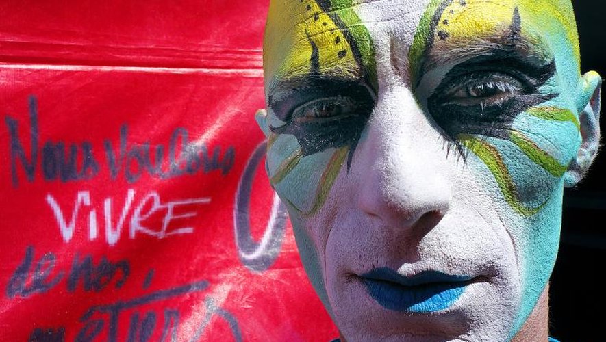 Un artiste maquillé participe à une manifestation en faveur des intermittents du spectacle, le 20 juin 2014, à Marseille