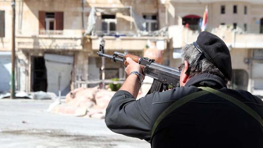Un soldat syrien vise des combattants rebelles le 13 septembre 2013 à Maalula