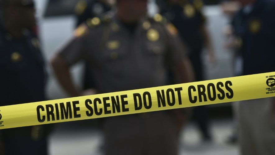 Des policiers derrière la scène de crime de la tuerie d'Orlando (Floride), le 12 juin 2016
