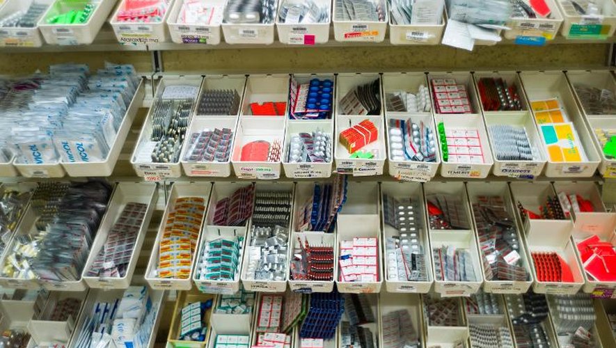 Des boites de médicaments rangées dans la pharmacie d'un hôpital