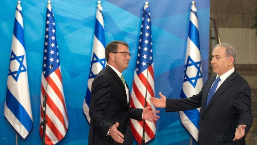 Le secrétaire américain à la Défense Ashton Carter (g) est accueilli par le Premier ministre israélien Benjamin Netanyahu, le 21 juillet 2015 à Jérusalem