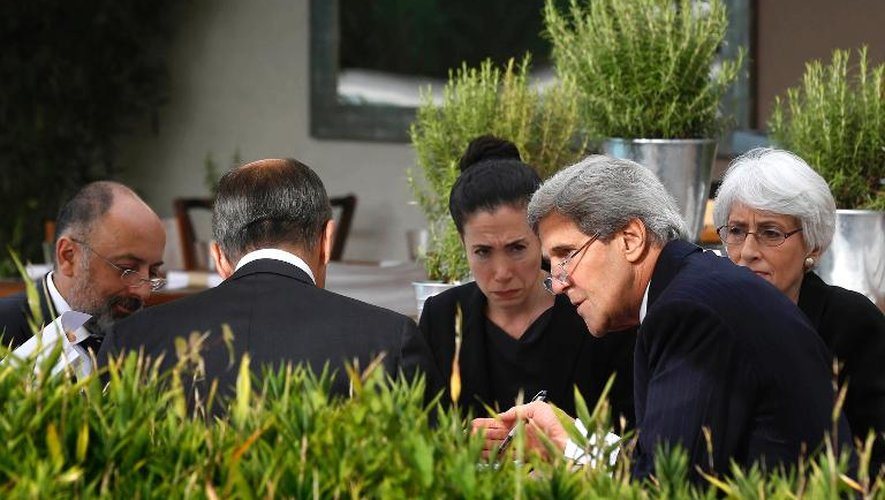 Sergei Lavrov (de dos) et John Kerry (D) le 14 septembre 2013 à Genève