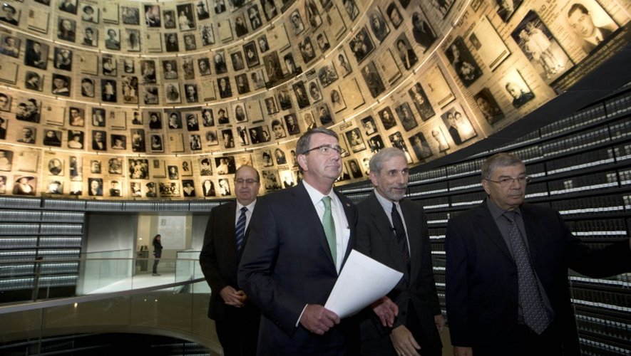 Ashton Carter, secrétaire américain à la Défense, visite le mémorial Yad Vashem de l'holocauste, le 21 juillet 2015 à Jérusalem