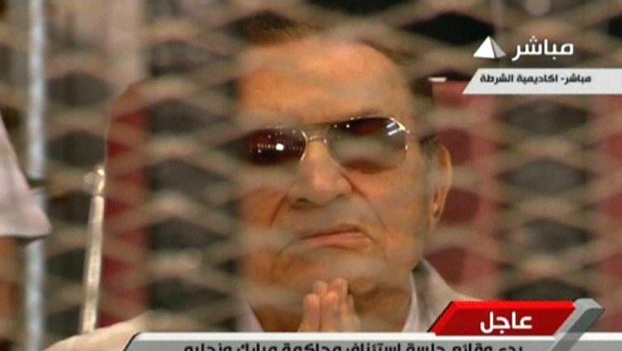La capture d'écran d'une émission de télévision égyptienne montrant l'ancien président Moubarak, à son procès, au Caire, le 6 juillet 2013
