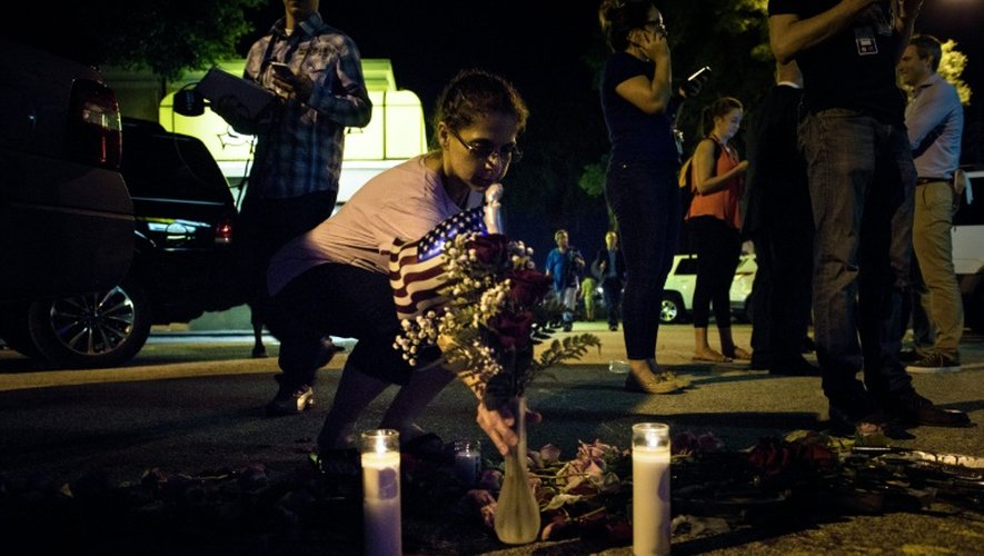 Des fleurs sont déposées au hommage aux victimes de l'attaque de la boite de nuit Pulse le 12 juin 2016 à Orlando