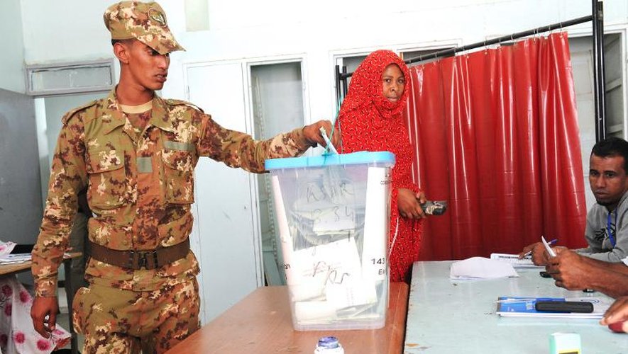 Un militaire vote vendredi 20 juin 2014 à Nouakchott-