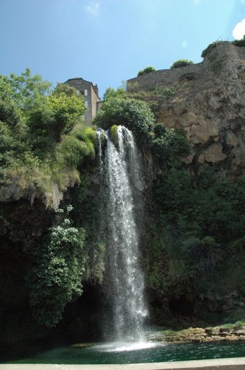 Le vallon de Marcillac compte de nombreuses cascades (dont celle de Lacan, Fontcoussergues, Polissal). Mais c’est assurément celle de Salles-la-Source qui domine par sa notoriété, même si les autres cascades méritent aussi le détour.