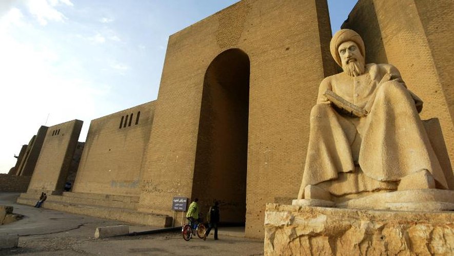 L'une des entrées de la citadelle de la ville kurde d'Erbil en Irak, avec au premier plan une statue de l'écrivain kurde Ibn al-Mustawfi al-Irbili