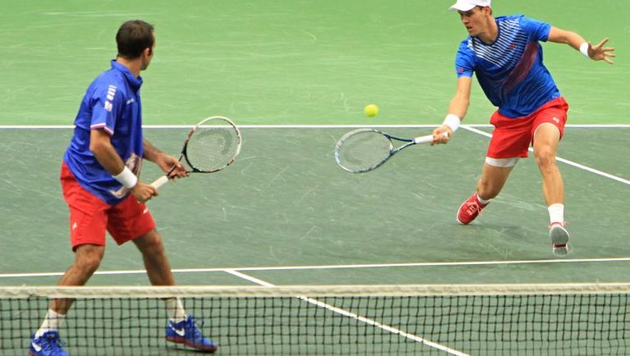 Les Tchèques Radek Stepanek (g) et Tomas Berdych en double contre l'Argentine en demi-finale de la Coupe Davis, le 14 septembre 2013 à Prague