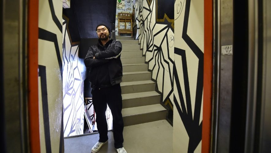 Kohei Yamao, artiste de rue, devant l'une de ses oeuvres le 25 février 2016 à Tokyo