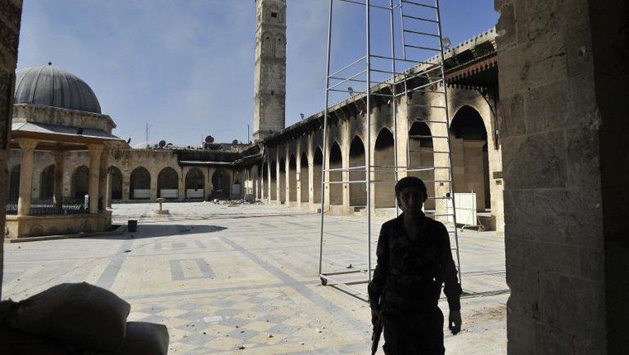 La mosquée des Omeyyades , le 14 octobre 2012, avant la destruction de son minaret. Elle est la plus grande et la plus ancienne mosquée d'Alep, datant de la période mamelouke du XIIIe siècle, seul le minaret était plus ancien, datant de 109