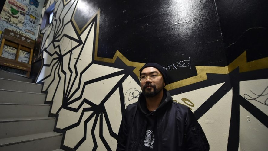 Kohei Yamao, artiste de rue, devant l'une de ses oeuvres le 25 février 2016 à Tokyo