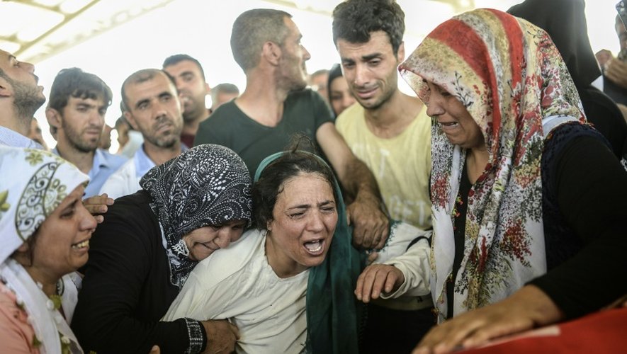 Les funérailles des victimes de l'attentat suicide de Suruç, attribué par les autorités turques au groupe Etat islamique, le 21 juillet 2015 à Gaziantep