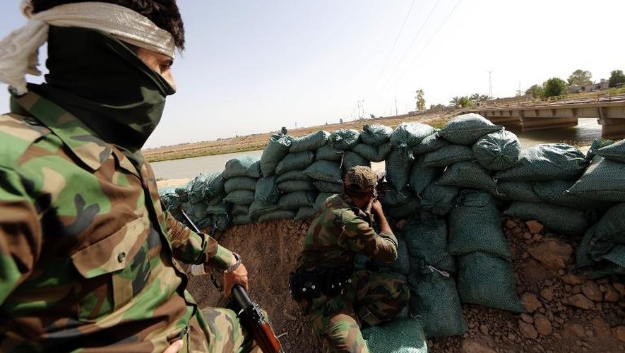 Des membres des forces armées du Kurdistan irakien, les Peshmerga, tiennent leur position le 21 juin 2014 dans le village de Bacheer, à 15 km au sud de Kirkouk