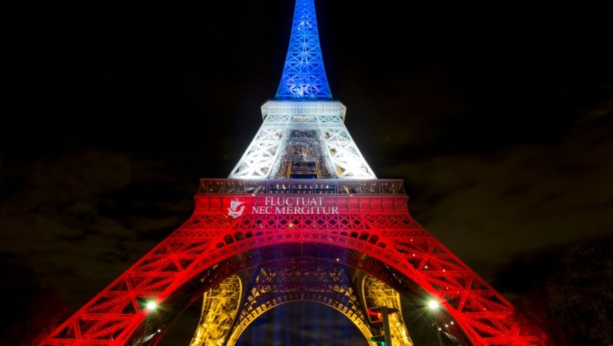 La Tour Eiffel aux couleurs du drapeau national en hommage au victimes du 13 novembre 2015, le 17 novembre 2015 à Paris