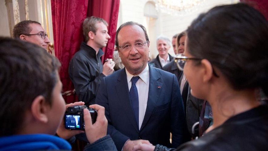François Hollande face à des visiteurs à l'Elysée le 14 septembre 2013 dans le cadre des Journées du patrimoine