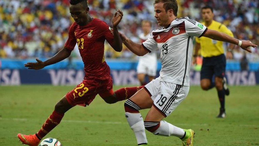 Le défenseur ghanéen Harrison Afful (g) au duel avec le milieu offensif de l'Allemagne Mario Götze (d), le 21 juin 2014, à Fortaleza