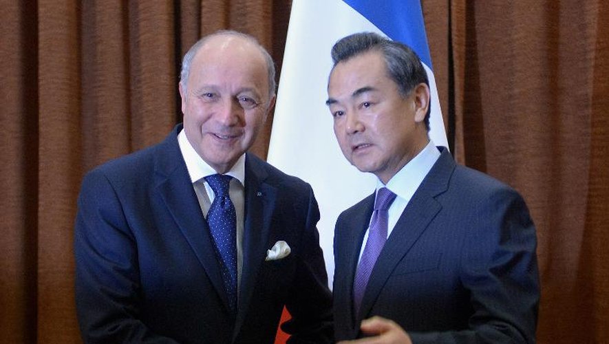 Le ministre français des Affaires étrangères Laurent Fabius et son homologue chinois  Wang Yi le 15 septembre 2013 à Pékin