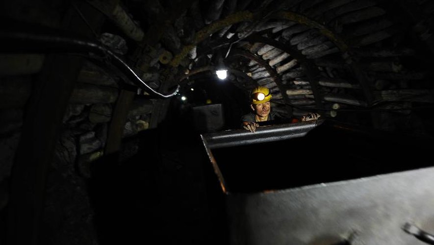 Un Afghan dans une mine de charbon le 7 août 2012 dans la province de  Samangan