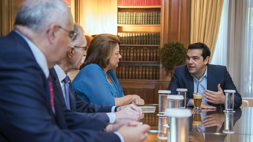 Photo fournie par les services du premier ministre montrant Alexis Tsipras s'entretenant avec des représentants de la fédération des banques dans son bureau à Athènes le 22 juillet 2015