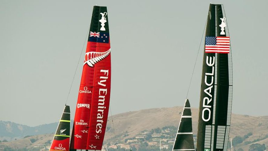La Team New Zealand (G) et Oracle Team USA le 14 septembre 2013 à San Francisco