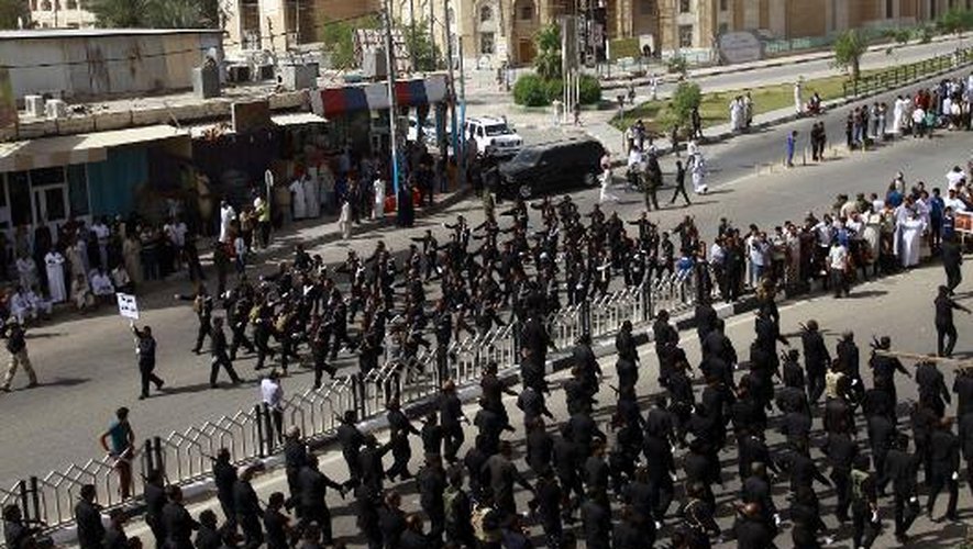 Dans les rues de Najaf, en Irak, à l'appel du puissant chef chiite Moqtada Sadr, défilé militaire samedi 21 juin face à l'offensive lancée le 9 juin par les jihadistes de l'EIIL