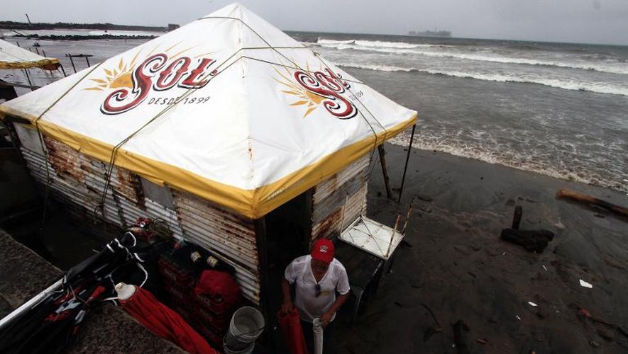 Des vendeurs de plage à Veracruz se préparent à l'arrivée de l'ouragan Ingrid, le 14 septembre 2013