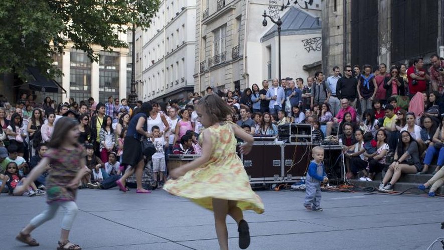 Dans les rues de Paris, des enfants qui dansent lors d'un concert donné pour la fête de la musique, le 21 juin 2014