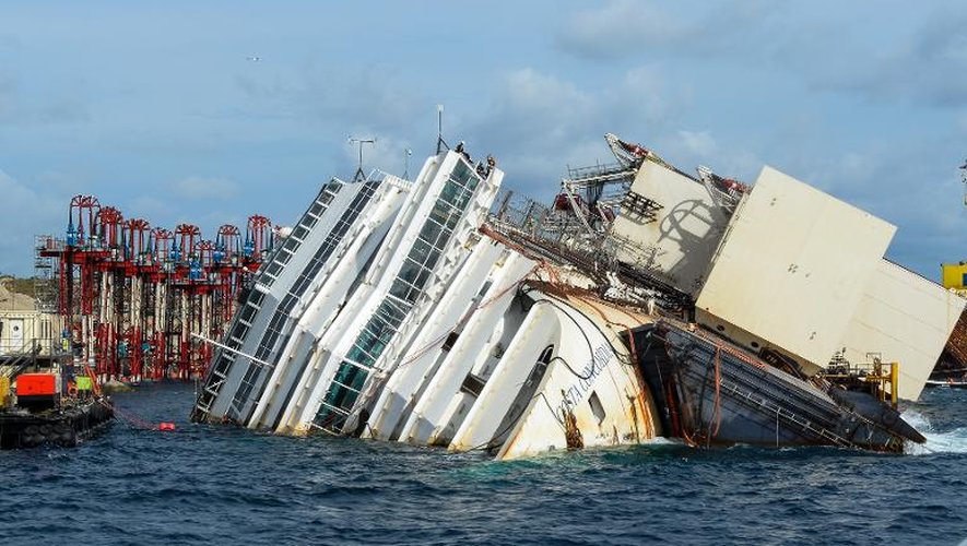 L'épave du navire de croisière Costa Concordia, échoué en janvier 2012 près de la petite île toscane du Giglio, le 15 septembre 2013