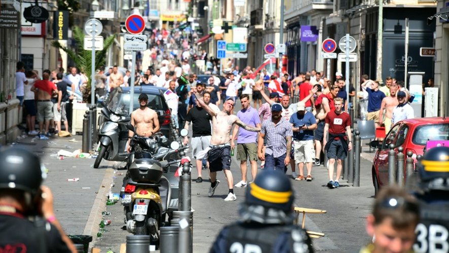 Des supporters anglais lancent des bouteilles sur les forces de l'ordre le 11 juin 2016 à Marseille