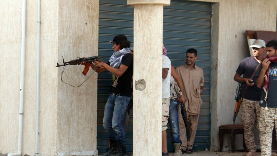 Les forces progouvernementales libyennes en position pour combattre des jihadistes à Syrte, le 12 juin 2016