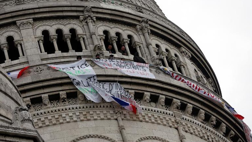 Des banderoles installées sur le Sacré-Coeur par des pères réclamant de pouvoir voir leurs enfants, le 15 septembre 2013 à Paris