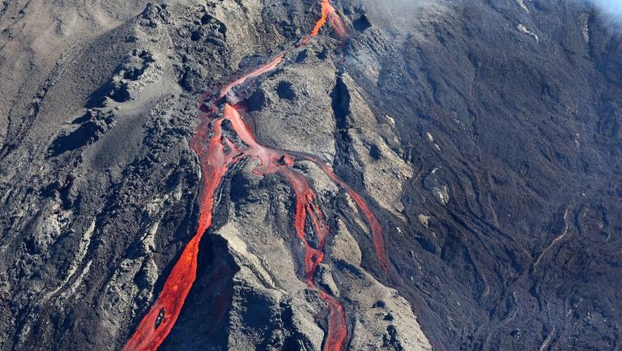 Flots de lave sur le volcan du Piton de la Fournaise à la Réunion, le samedi 21 juin 2014
