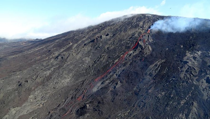 Photo aérienne du piton de la Fournaise en éruption samedi 21 juin 2014 à la Reunion