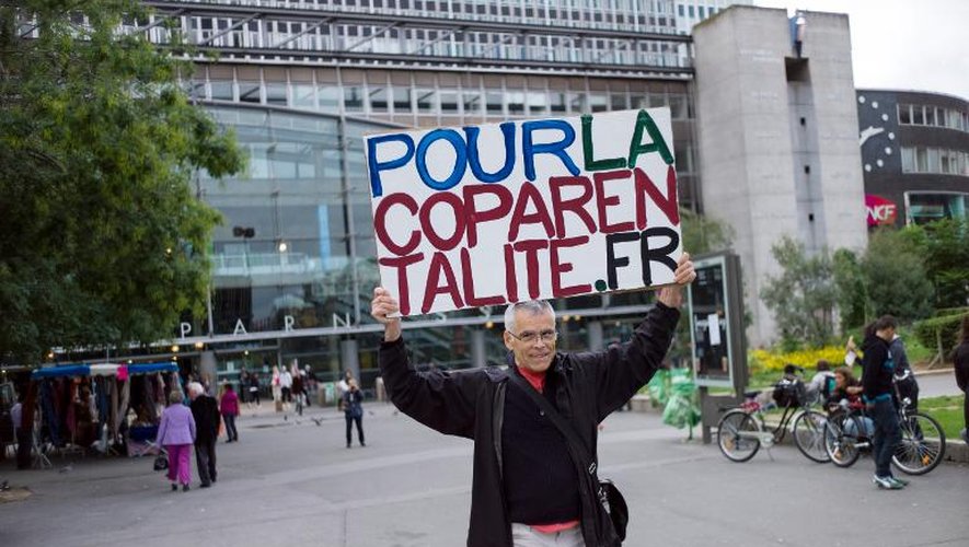 Un père manifeste pour que la résidence alternée devienne la solution "par défaut" en cas de séparation le 15 septembre 2013 à Paris