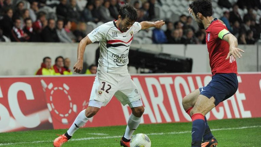 L'attaquant Dario Cvitanich (g), de Nice, contre Lille en Ligue 1 le 15 septembre 2013 au Grand Stade de Villeneuve-d'Ascq
